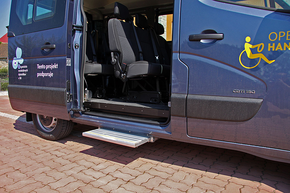 Pomocný schůdek bočních dveří - el. výsuv SLE600 ve voze OPEL Movano
