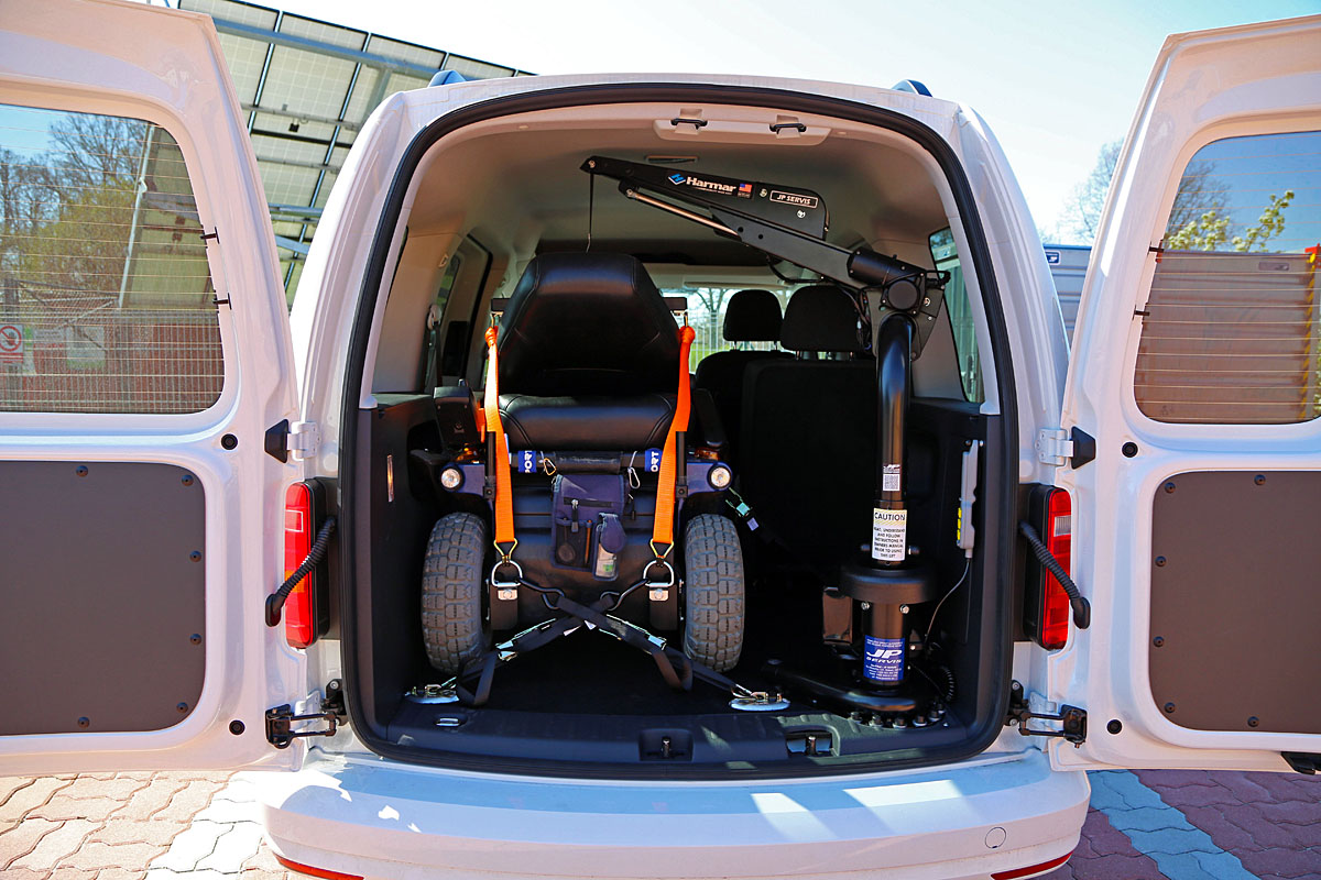 Elektrický jeřábek zavazadlový Harmar ve voze VW Caddy