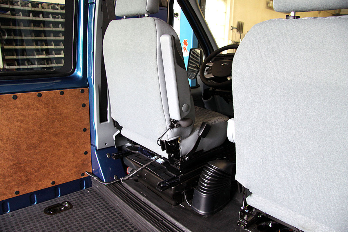 Mechanicky otočná sedačka ve voze FORD Transit