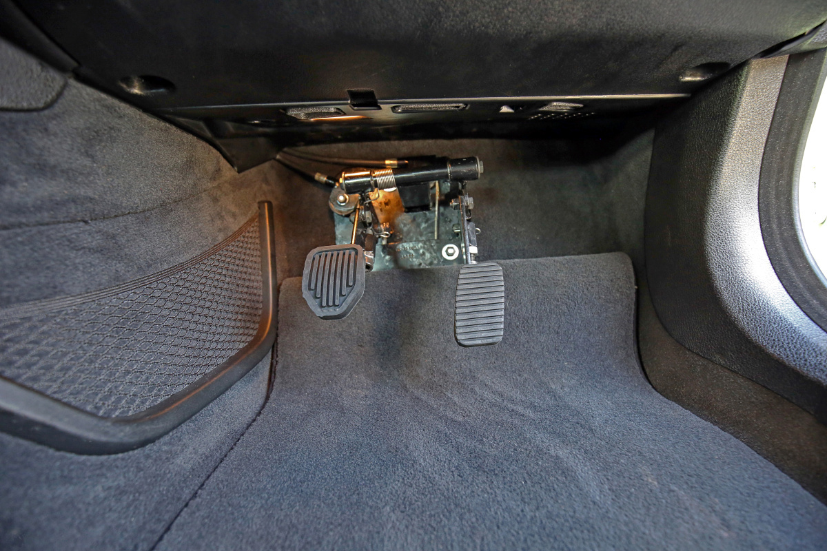 Druhé ovládání pedálů pro potřeby autoškol - lanovody - ve voze BMW 525d