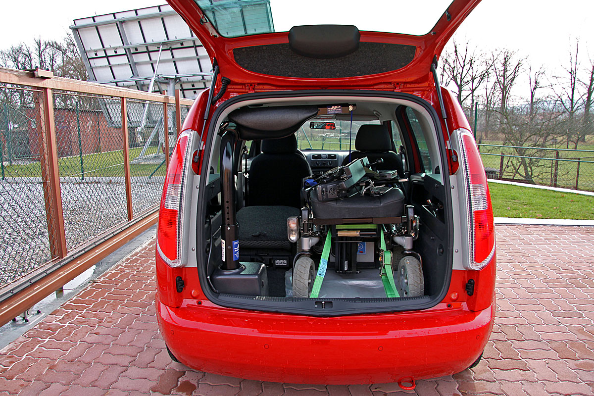 Elektrický jeřábek zavazadlový Harmar ve voze ŠKODA Roomster