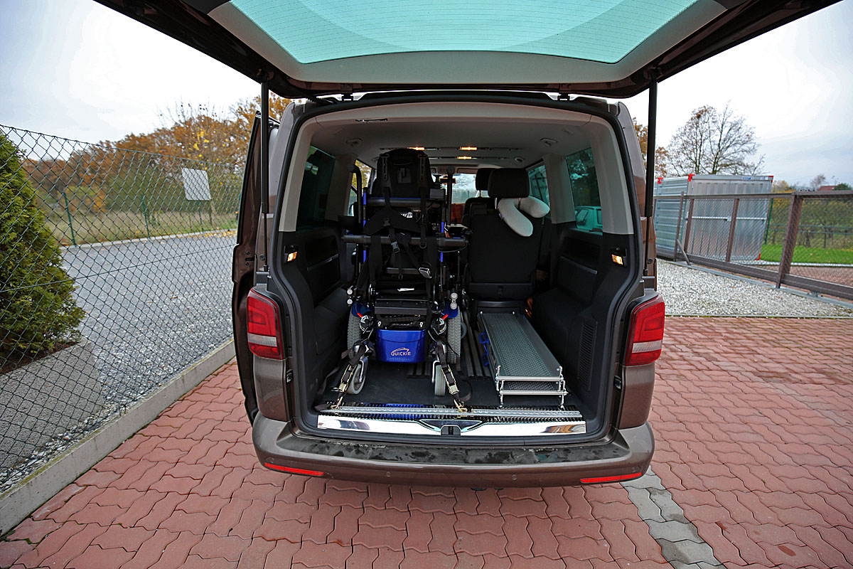 Mobilní nájezdové ližiny ve voze VW Multivan