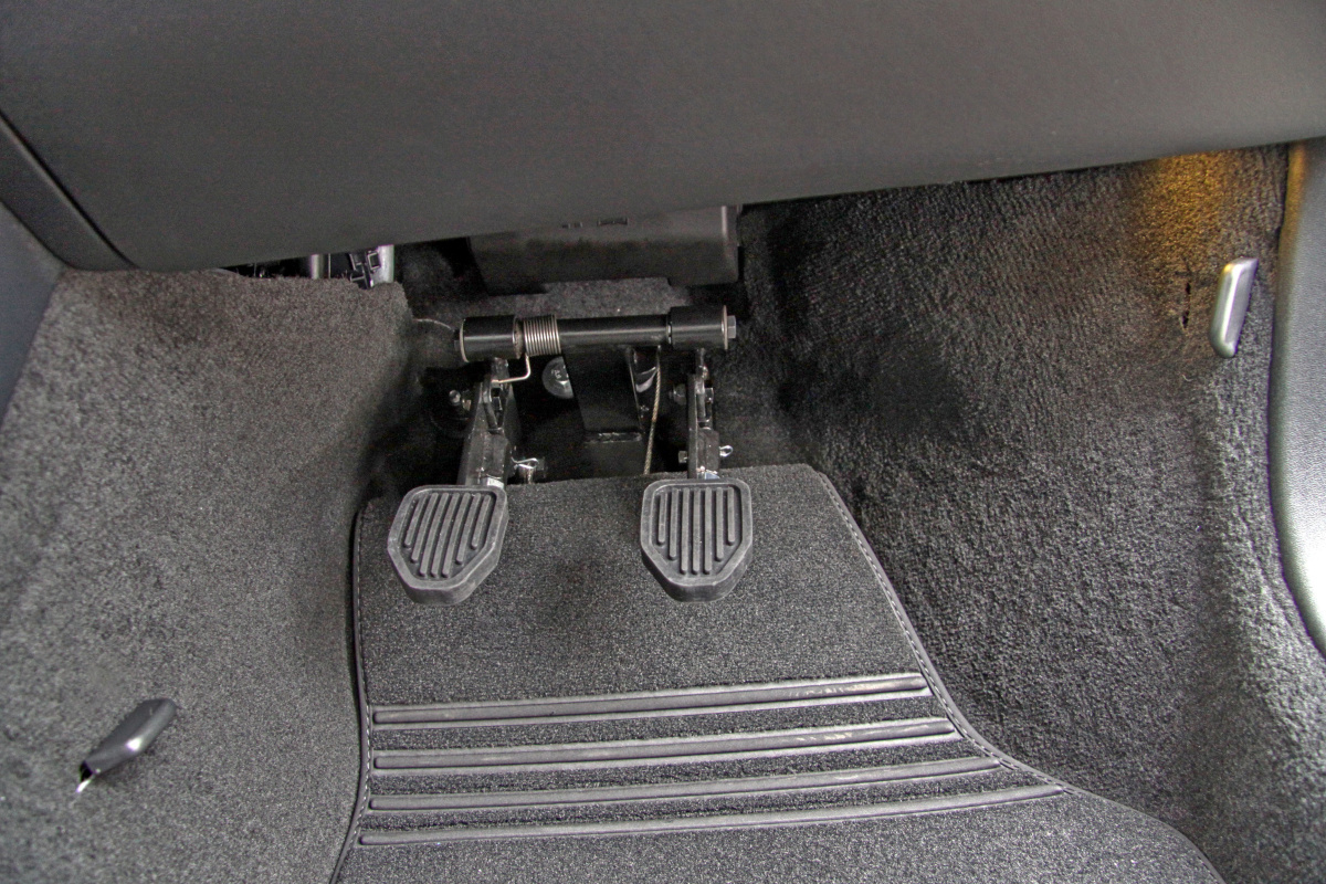 Druhé ovládání pedálů pro potřeby autoškol - lanovody - ve voze VOLVO V40