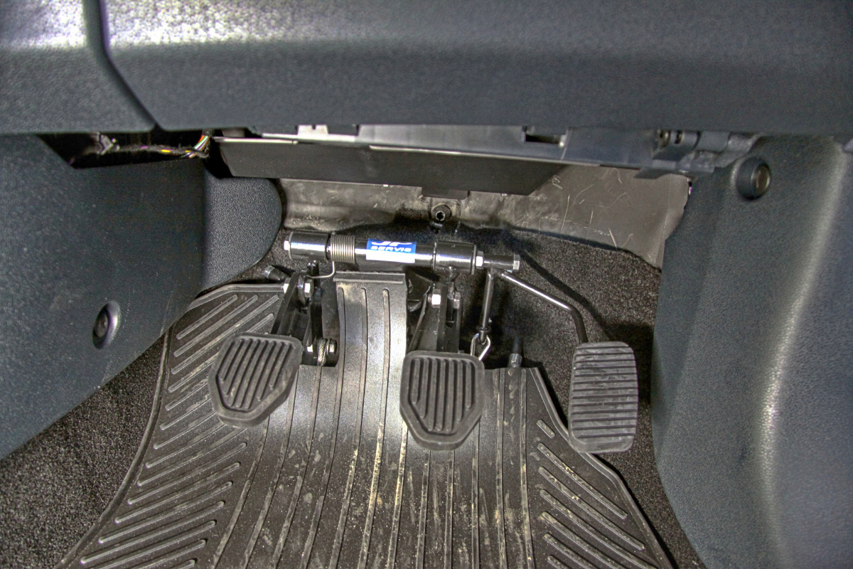 Druhé ovládání pedálů pro potřeby autoškol - lanovody - ve voze FORD Fiesta