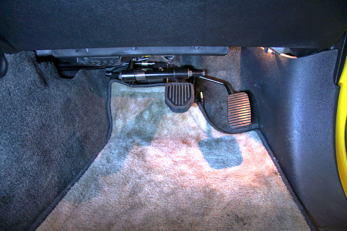 Druhé ovládání pedálů pro potřeby autoškol - lanovody - ve voze HUMMER H3