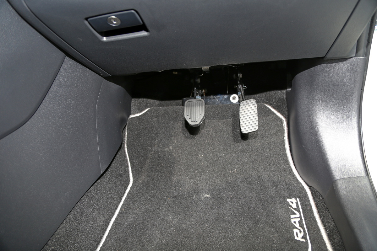 Druhé ovládání pedálů pro potřeby autoškol - lanovody - ve voze TOYOTA RAV4