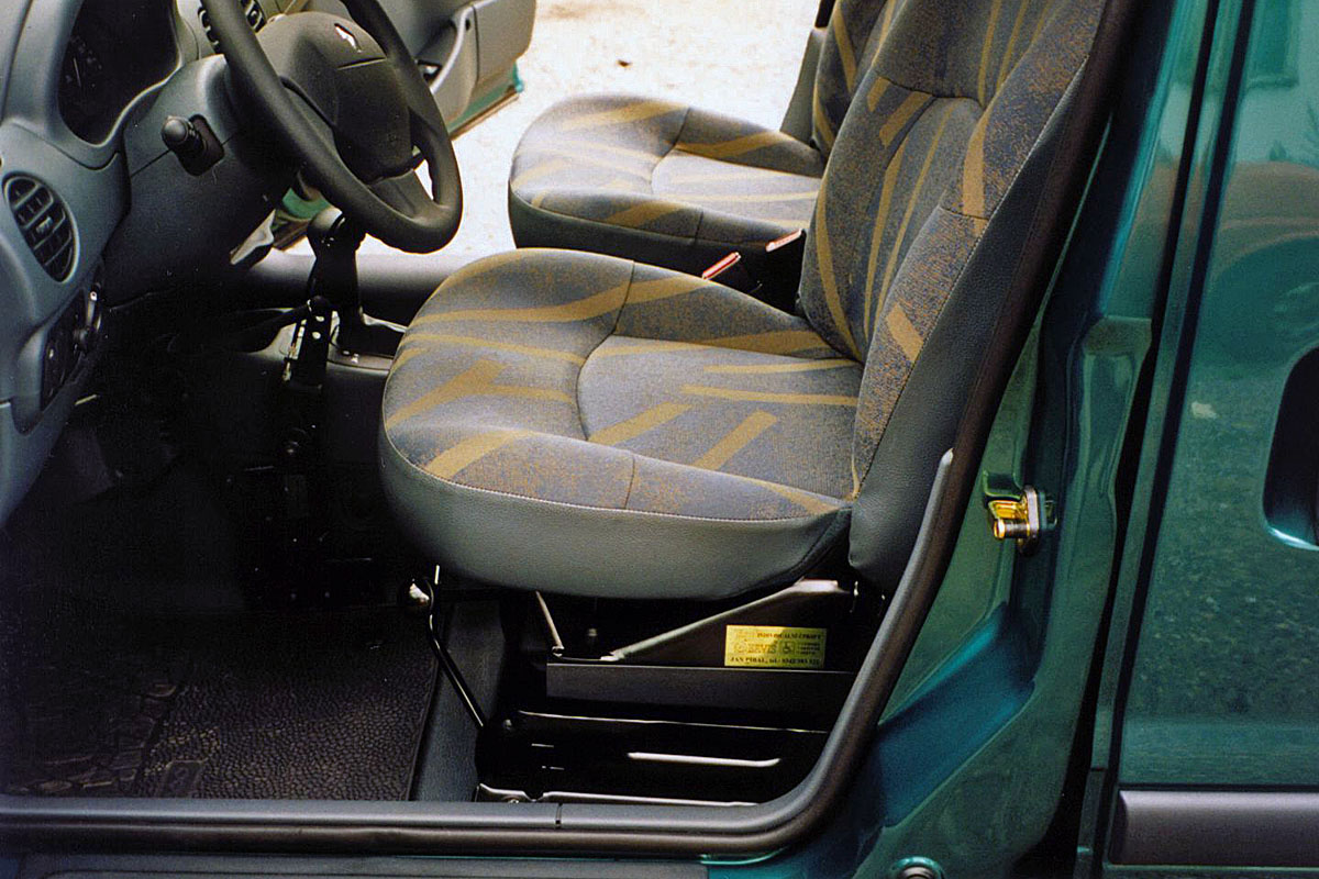 Mechanicky otočná sedačka ve voze RENAULT Kangoo