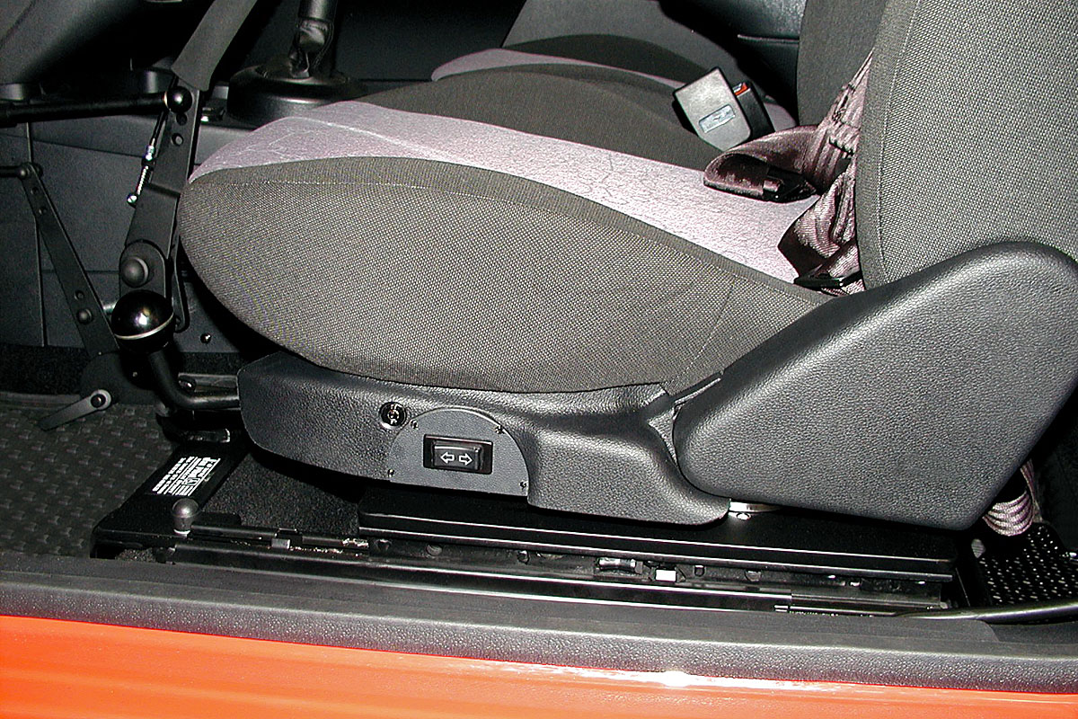 Elektrický posuv sedačky - umístění vypínače ve voze FORD Fiesta
