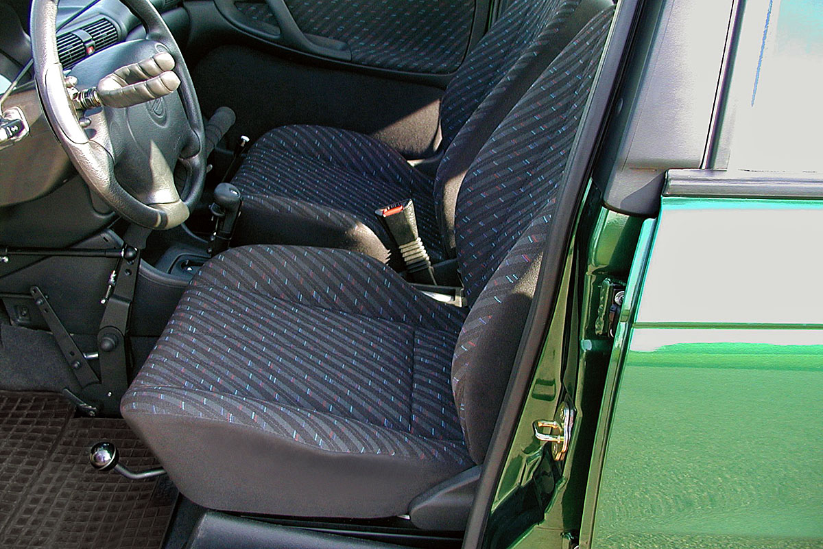 Mechanicky otočná sedačka ve voze OPEL Astra