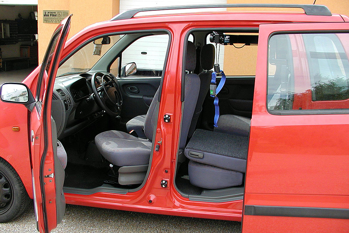 Elektrický jeřábek interiérový ve voze SUZUKI Wagon R+