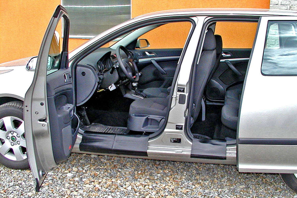 Zvětšení úhlu otevírání dveří ve voze ŠKODA Octavia Combi II