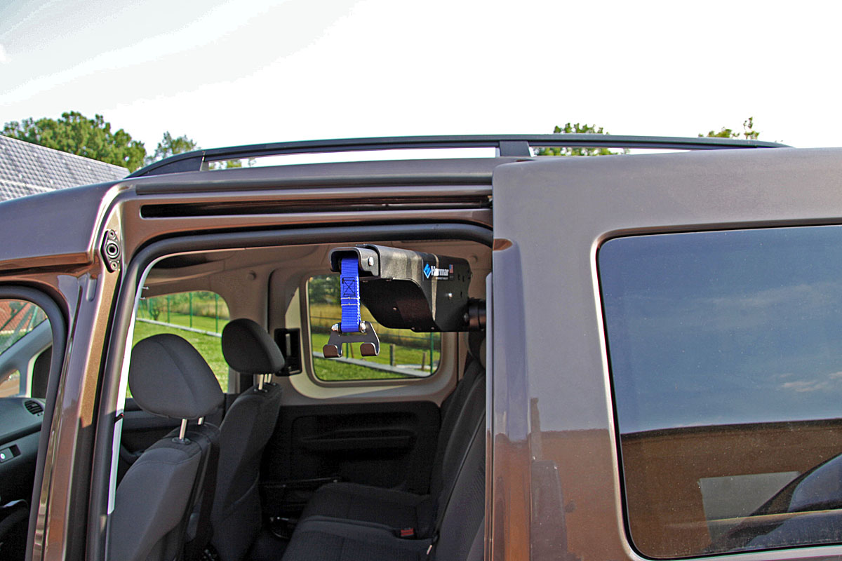 Elektrický jeřábek interiérový ve voze VOLKSWAGEN Caddy