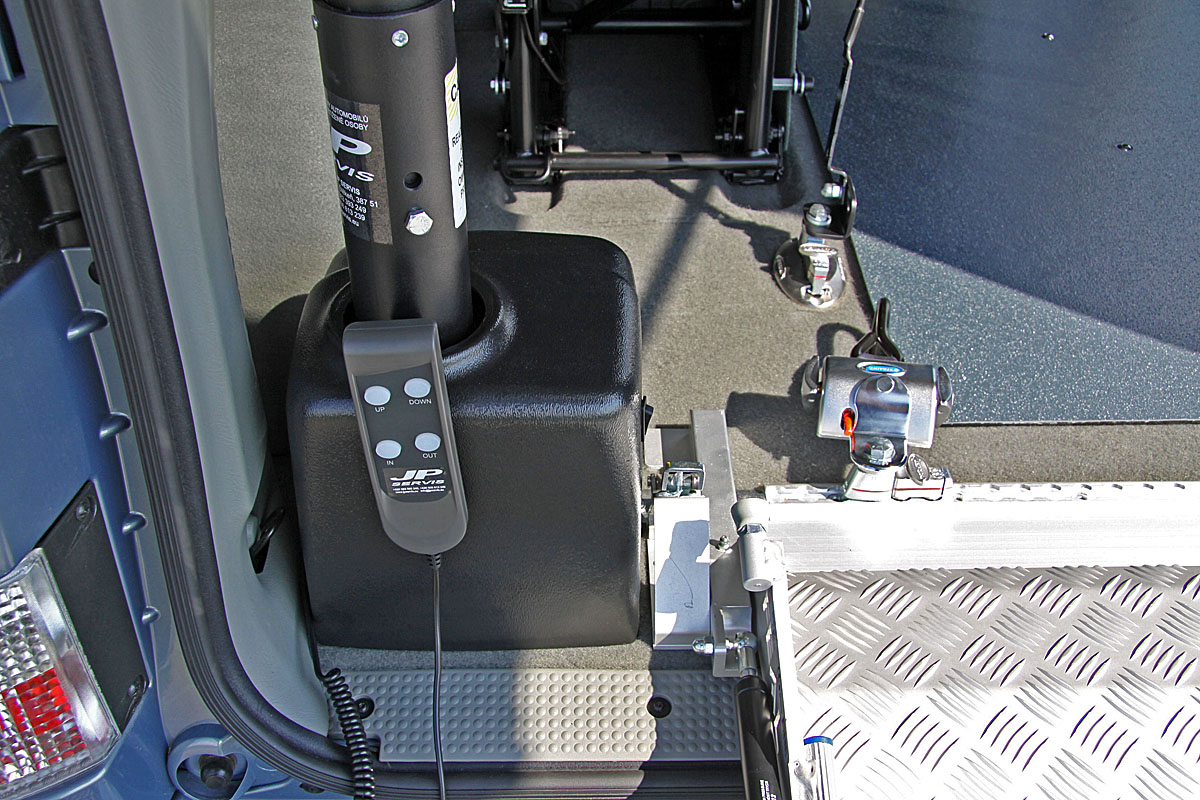 Elektrický jeřábek zavazadlový Harmar ve voze OPEL Vivaro Tour