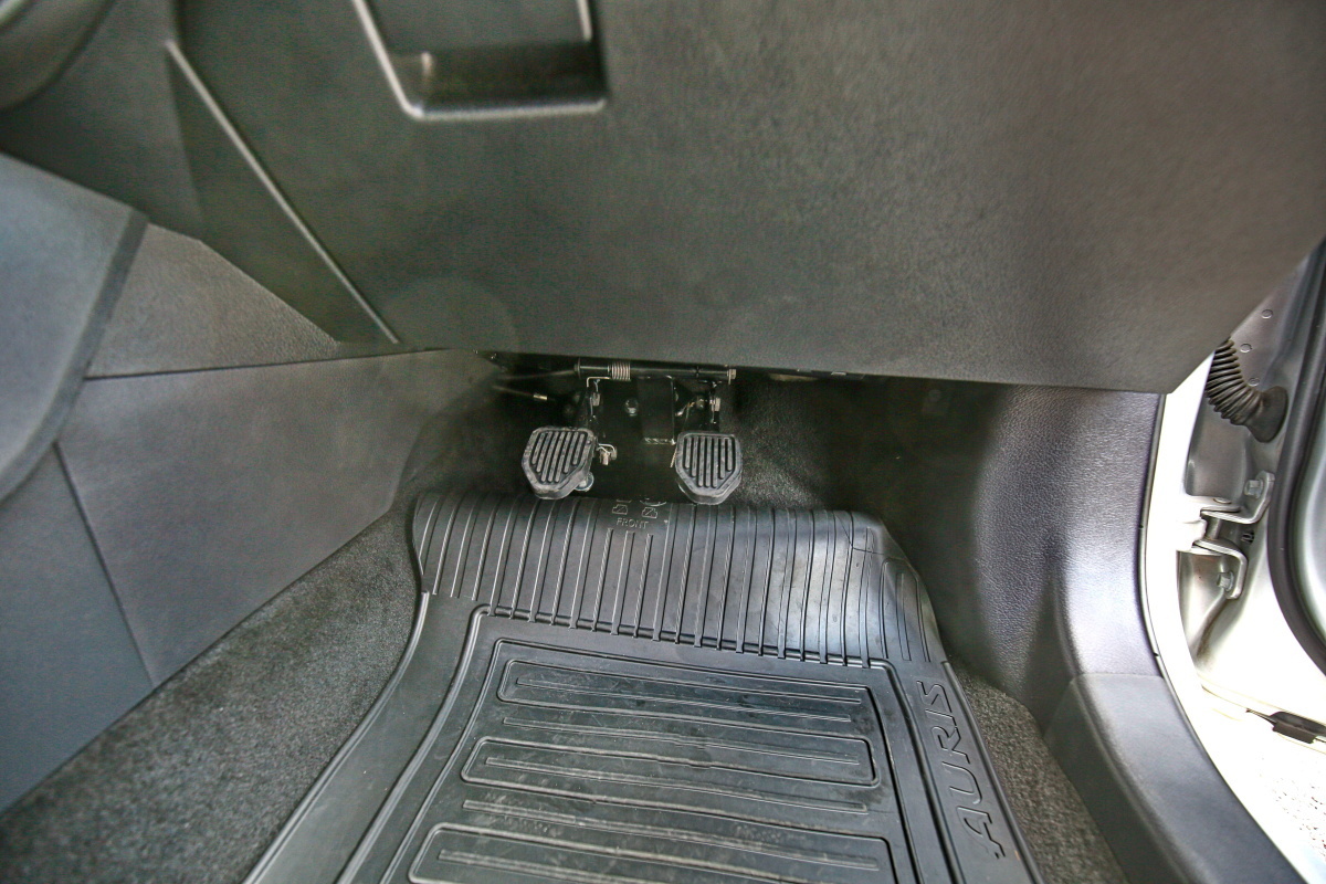 Druhé ovládání pedálů pro potřeby autoškol - lanovody - ve voze TOYOTA Auris