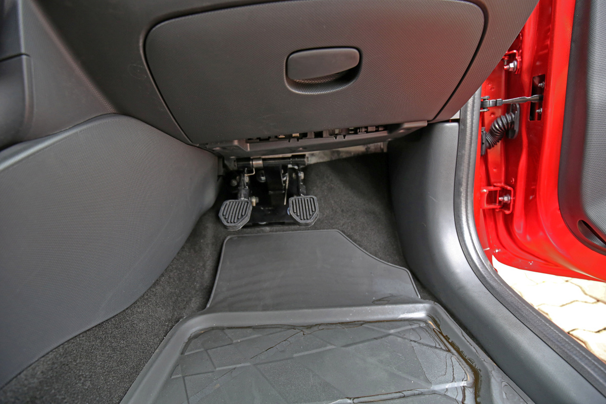 Druhé ovládání pedálů pro potřeby autoškol - lanovody - ve voze RENAULT Clio
