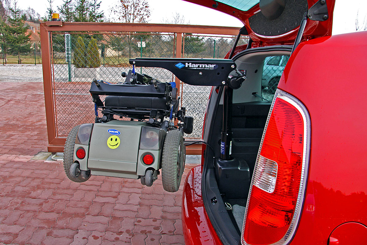 Elektrický jeřábek zavazadlový Harmar ve voze ŠKODA Roomster
