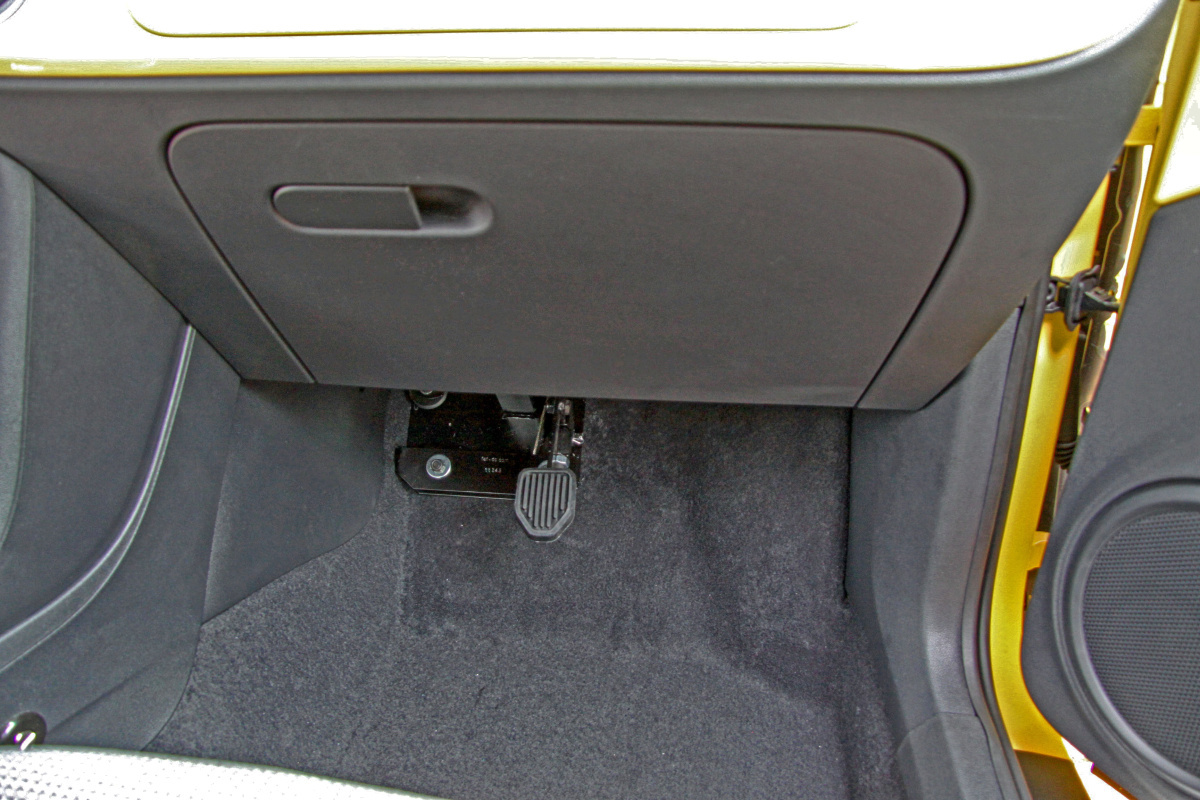 Druhé ovládání pedálů pro potřeby autoškol - lanovody - ve voze VW Beetle