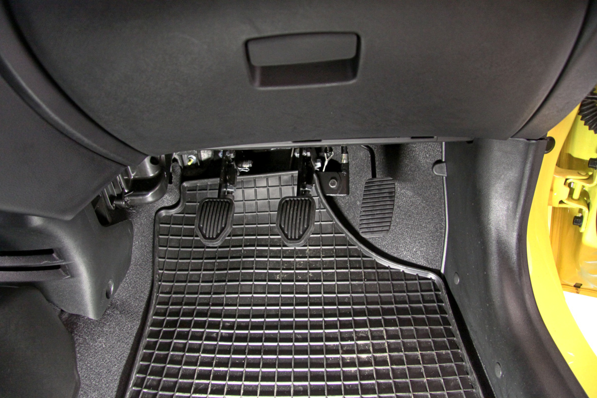 Druhé ovládání pedálů pro potřeby autoškol - lanovody - ve voze KIA Picanto