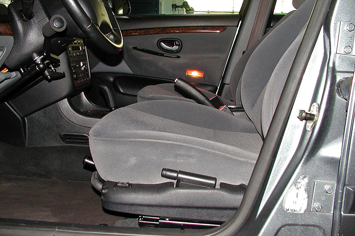 Mechanicky otočná sedačka ve voze PEUGEOT 406