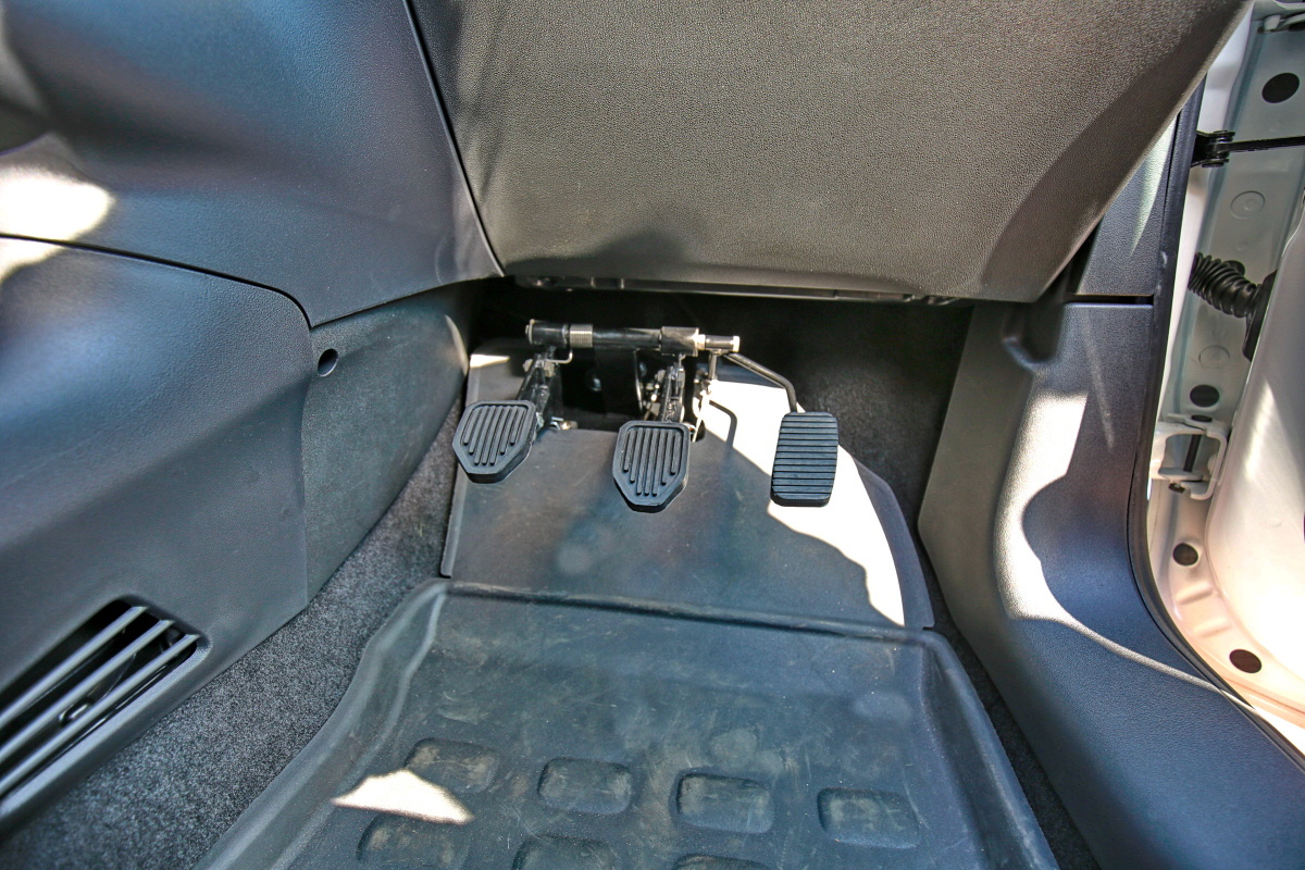 Druhé ovládání pedálů pro potřeby autoškol - lanovody - ve voze CITROEN C3