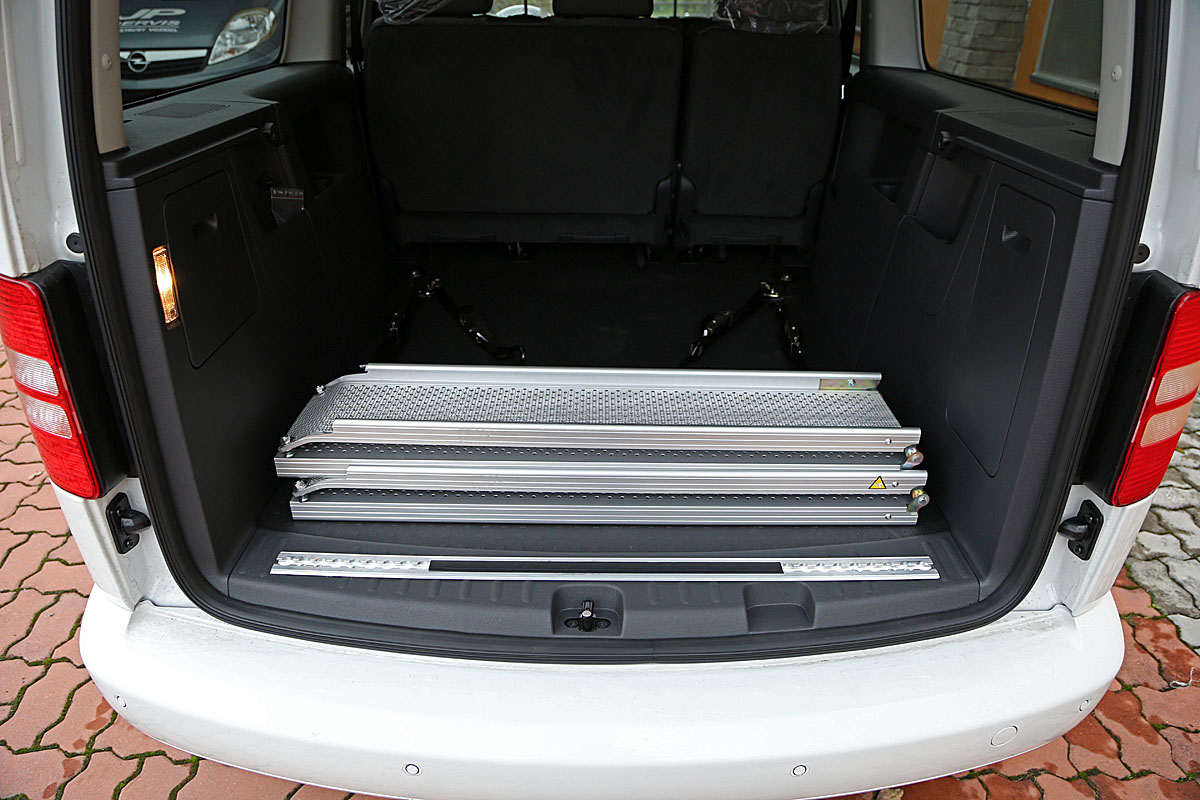 Mobilní nájezdové ližiny ve voze VW Caddy
