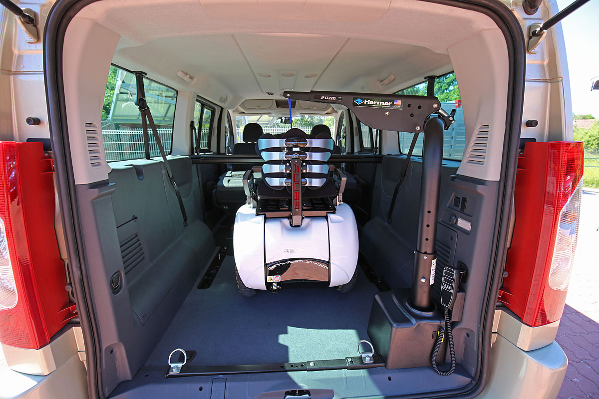 Elektrický jeřábek zavazadlový Harmar ve voze PEUGEOT Expert