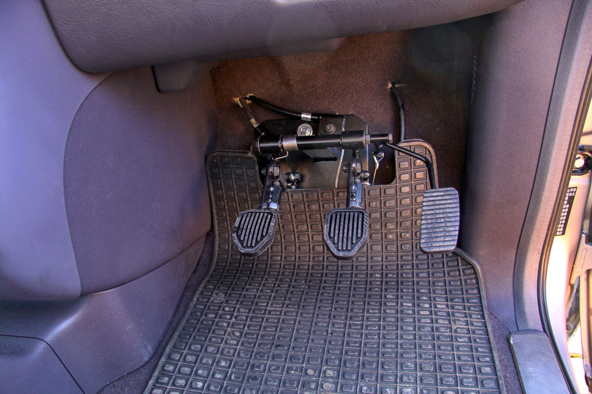 Druhé ovládání pedálů pro potřeby autoškol - lanovody - ve voze MB A160