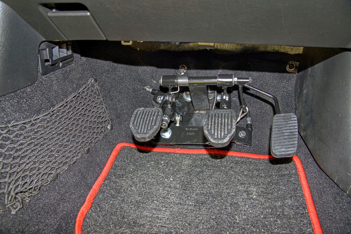 Druhé ovládání pedálů pro potřeby autoškol - lanovody - ve voze NISSAN 350Z