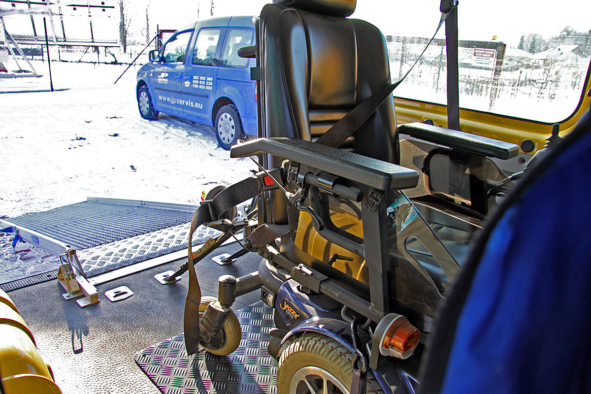 Kotvící zařízení invalidního vozíku - ráčnové ve voze RENAULT Trafic