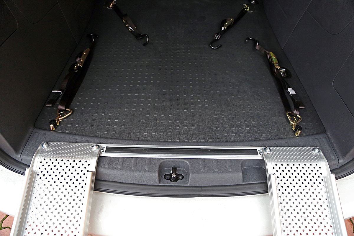 Mobilní nájezdové ližiny ve voze VW Caddy