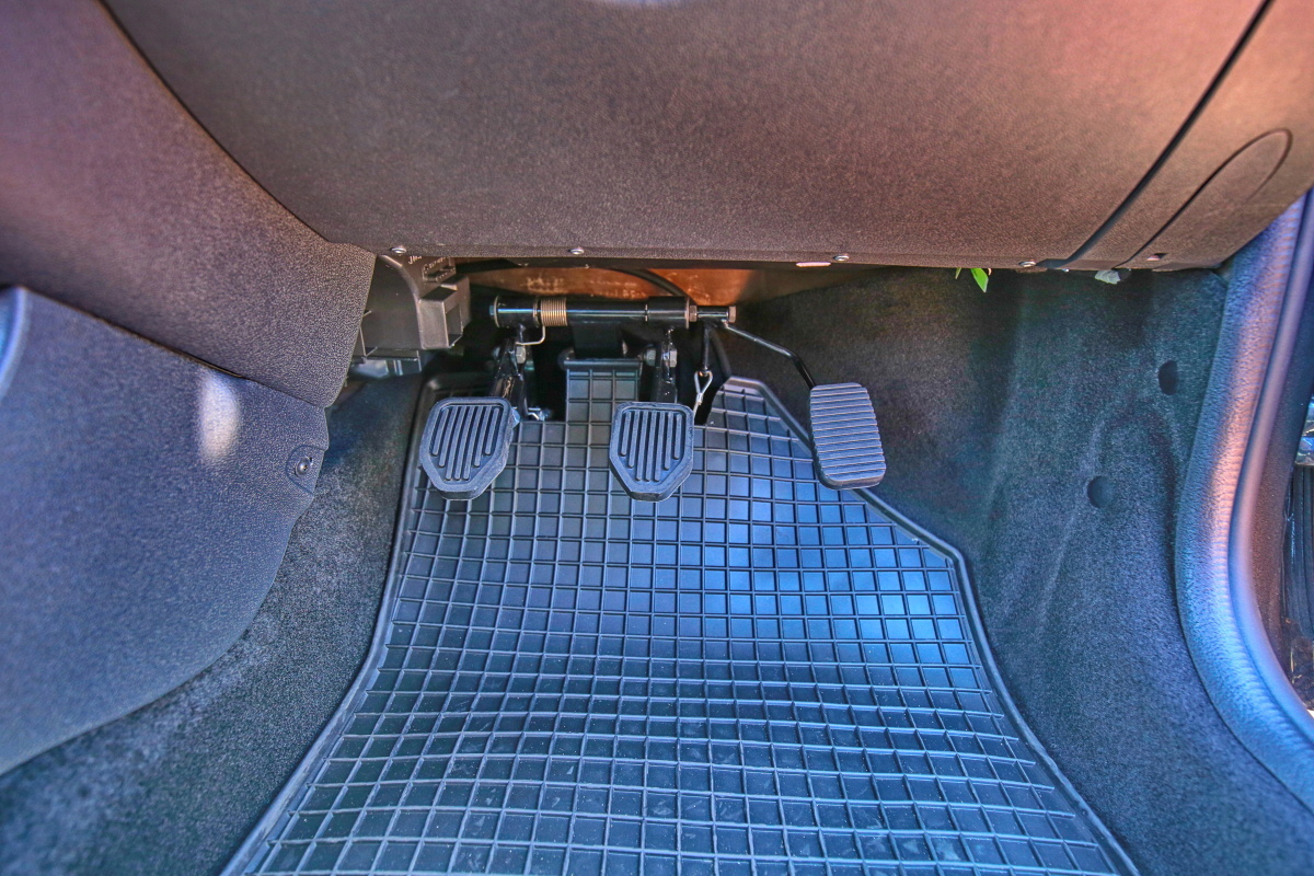 Druhé ovládání pedálů pro potřeby autoškol - lanovody - ve voze DACIA Duster