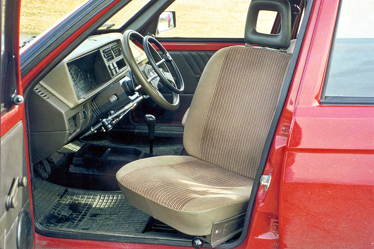 Mechanicky otočná sedačka ve voze ŠKODA Favorit