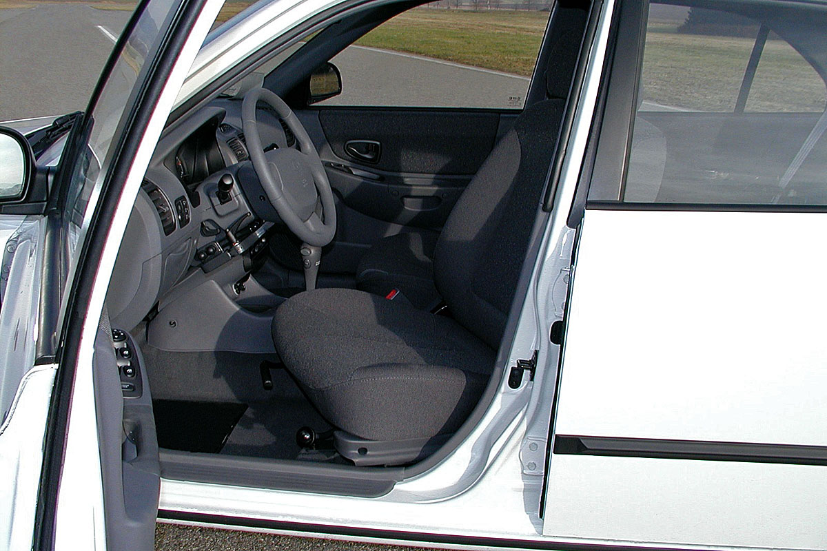 Mechanicky otočná sedačka ve voze HYUNDAI Accent