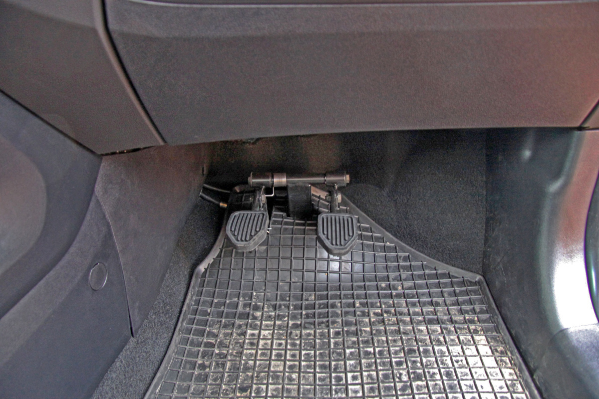 Druhé ovládání pedálů pro potřeby autoškol - lanovody - ve voze HYUNDAI ix35