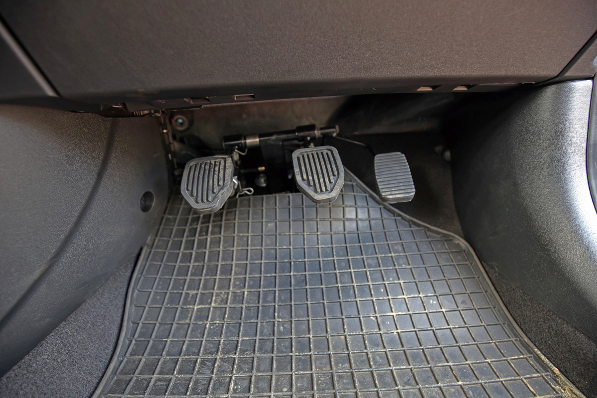 Druhé ovládání pedálů pro potřeby autoškol - lanovody - ve voze HYUNDAI i20