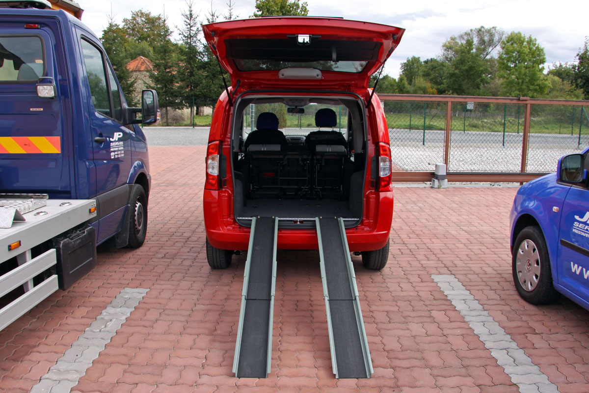 Mobilní nájezdové ližiny ve voze FIAT Qubo