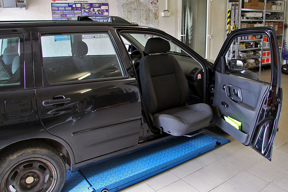 Mechanicky otočná a výsuvná sedačka ve voze VW Polo