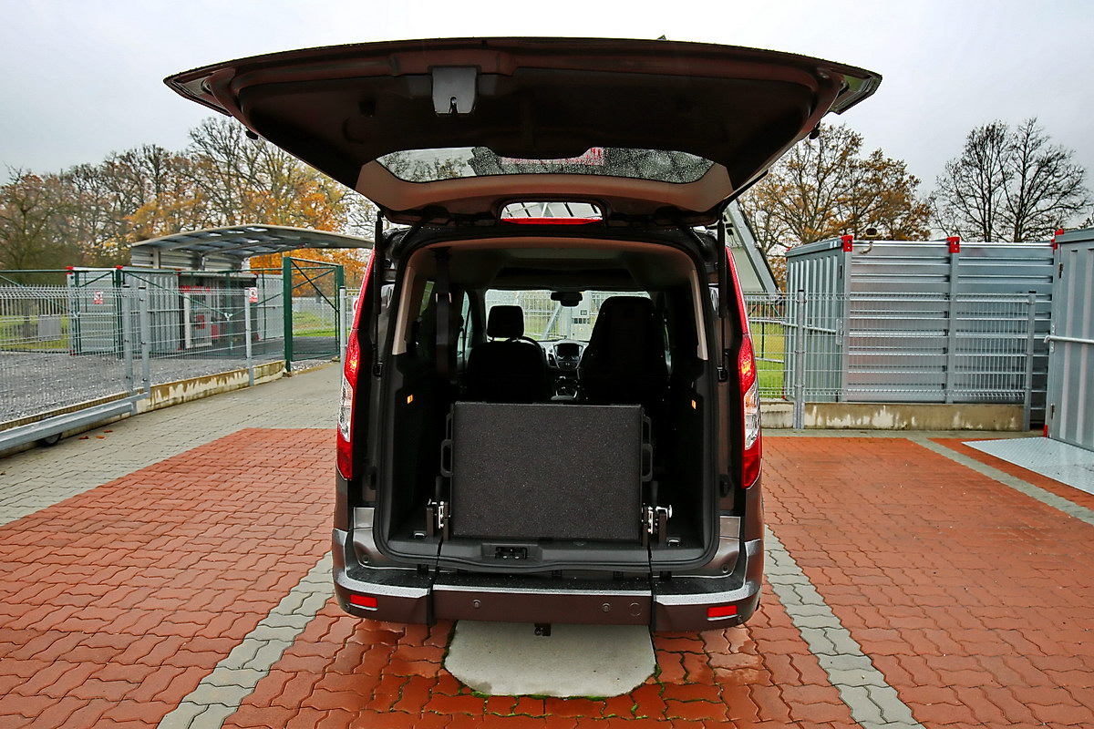 Nájezd zezadu po snížení ve voze FORD Tourneo Connect