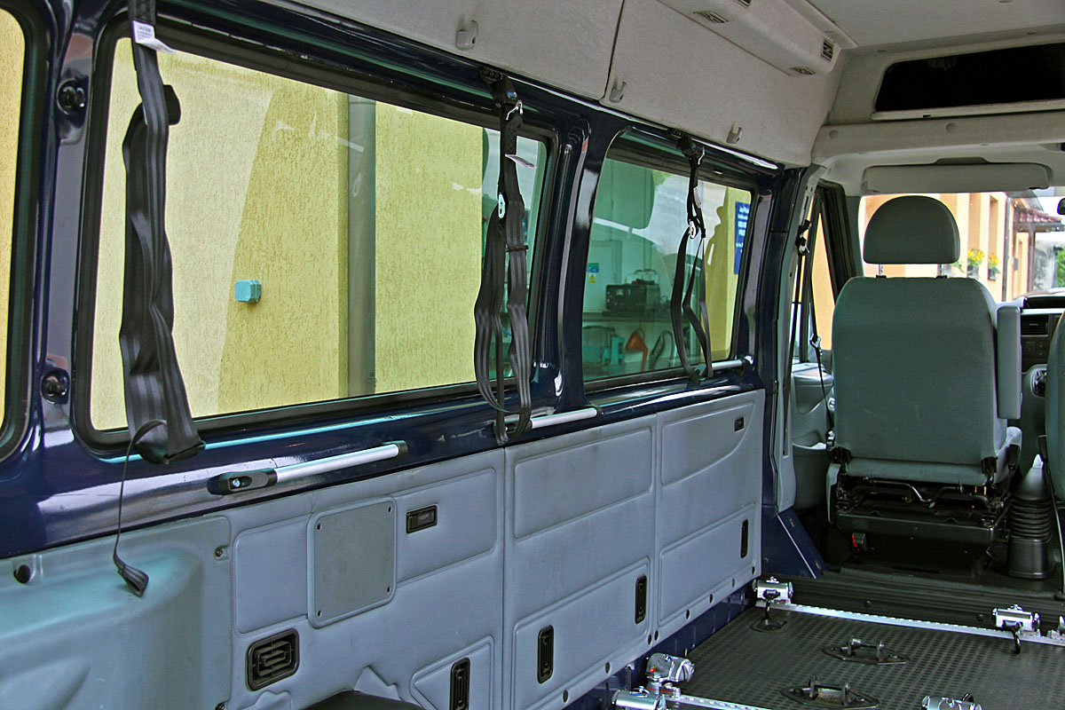 Univerzální bezpečnostní ramenní a bederní pás ve voze FORD Transit