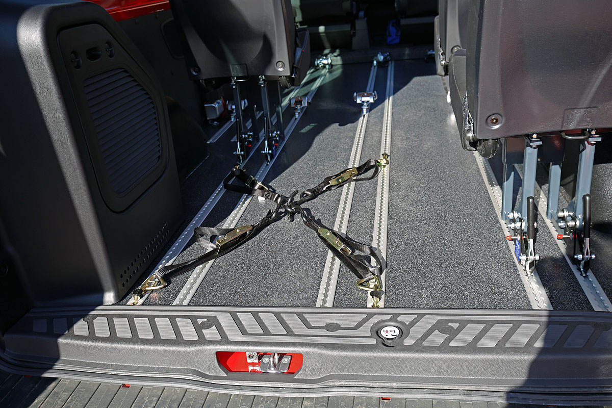 Multifunkční podlahový systém M1 - JP SERVIS ve voze FORD Transit