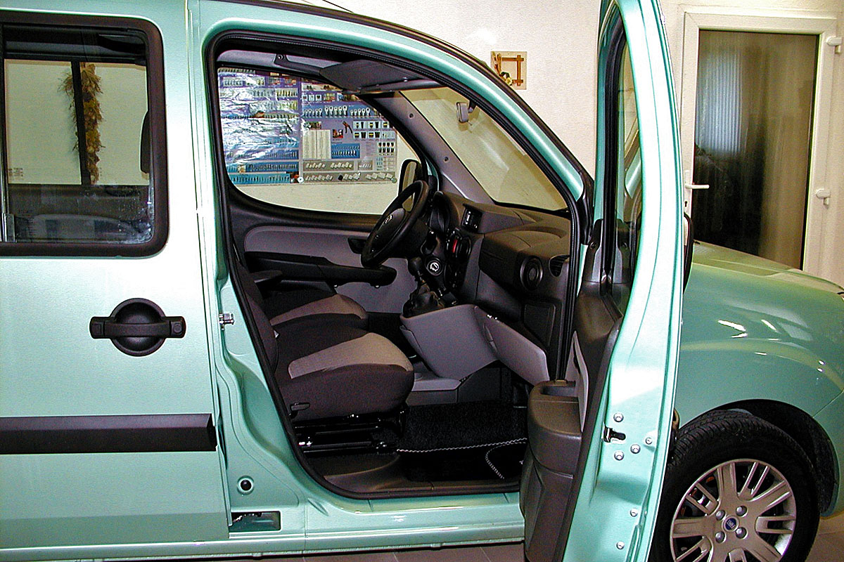 Mechanicky otočná a výsuvná sedačka ve voze FIAT Doblo