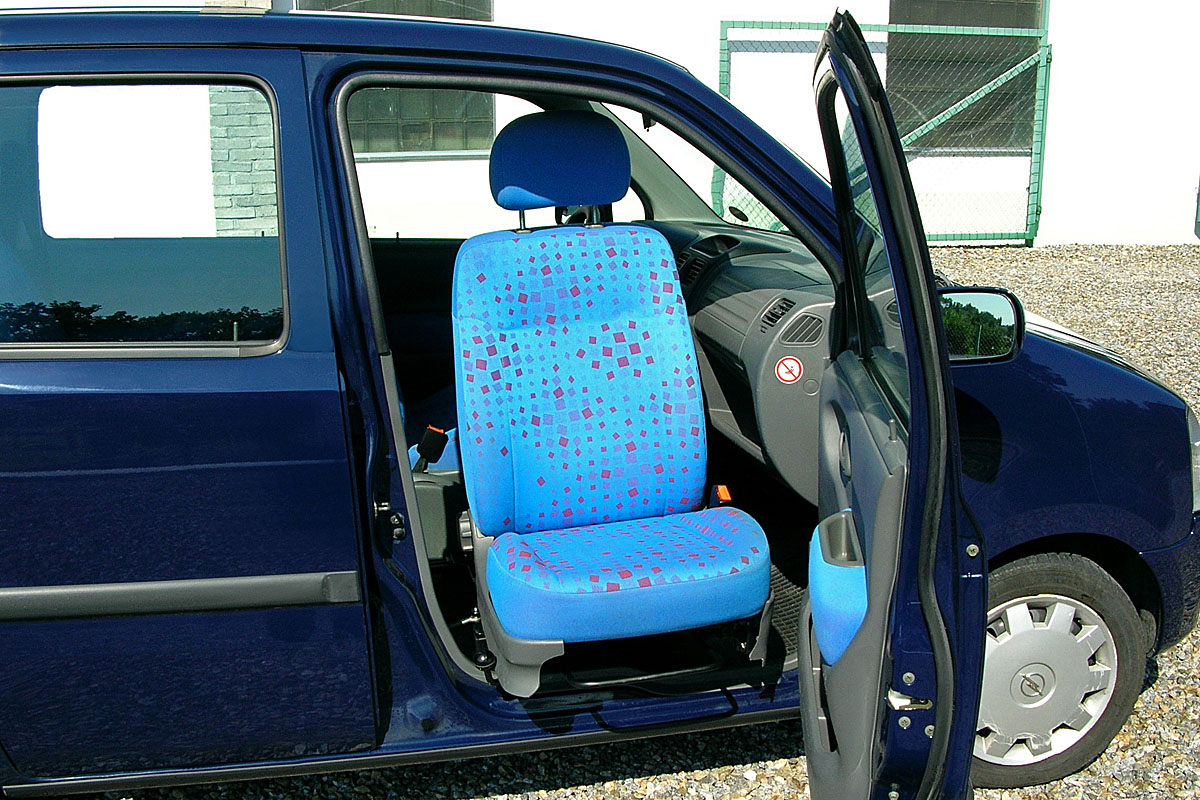 Mechanicky otočná a výsuvná sedačka ve voze OPEL Agila