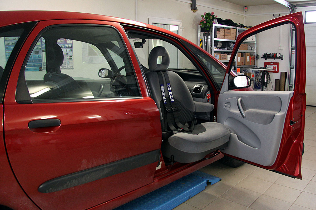 Mechanicky otočná a výsuvná sedačka ve voze CITROËN Xsara