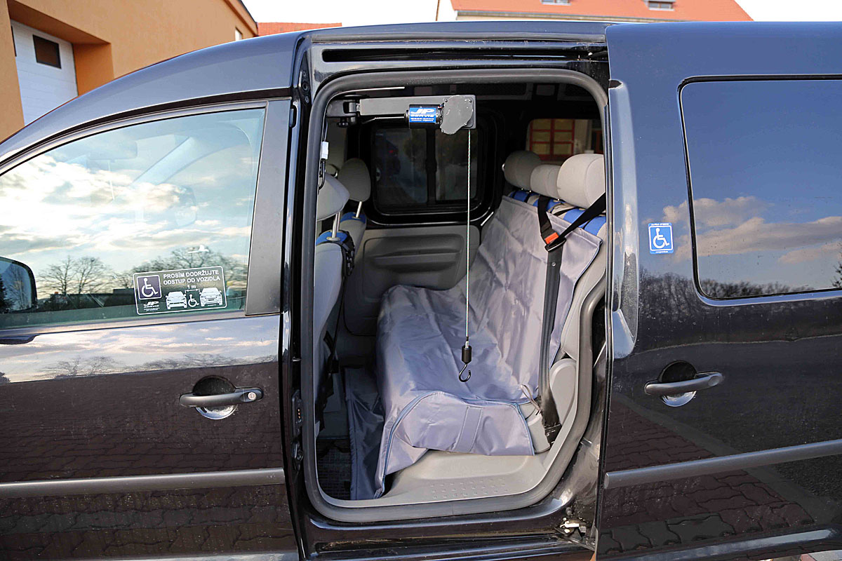 Ochranný kryt zadních sedadel ve voze VW Caddy
