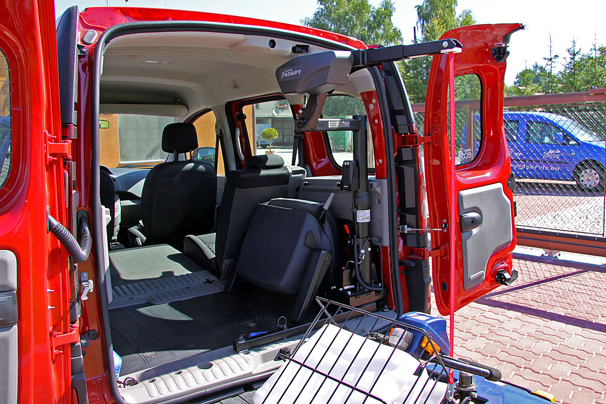 Elektrický jeřábek zavazadlový Carolift ve voze RENAULT Kangoo