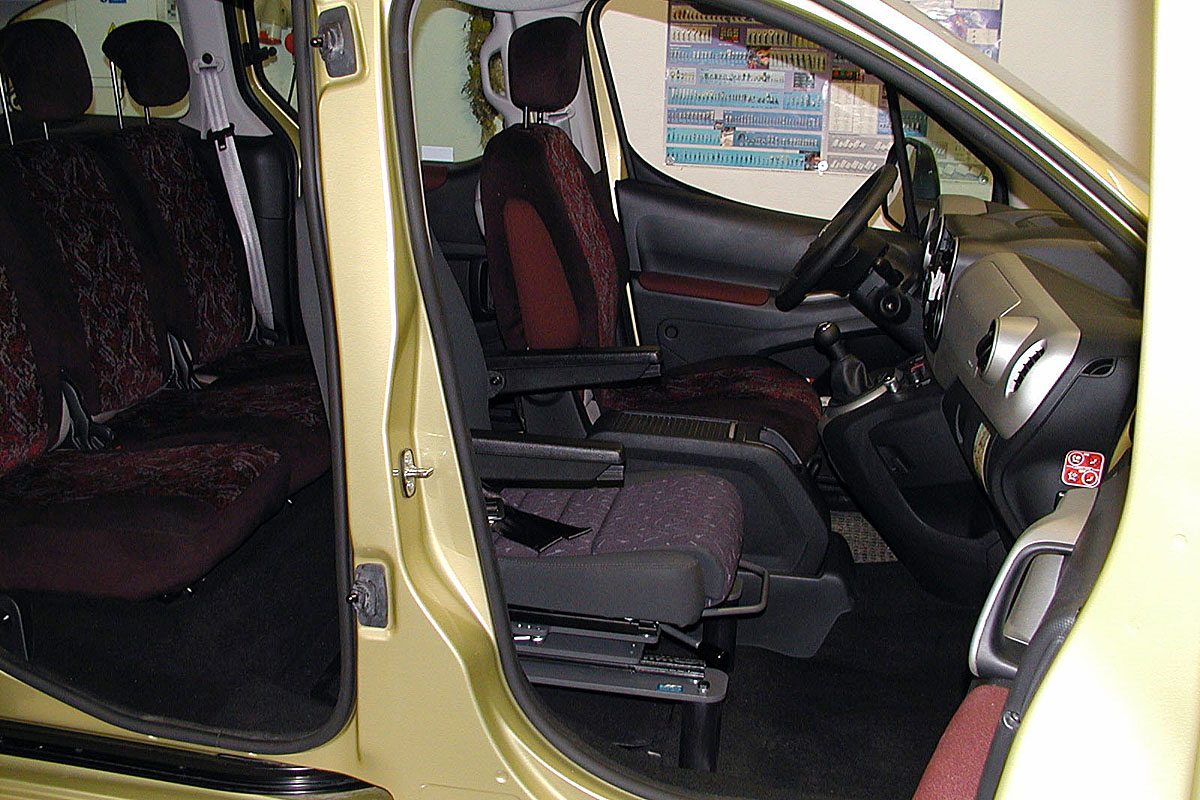 Mechanicky otočná a výsuvná sedačka ve voze CITROËN Berlingo II