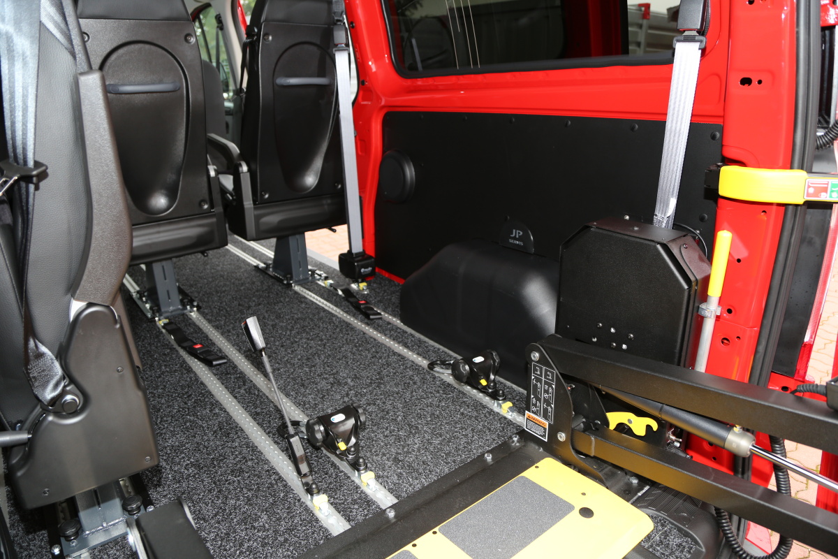 Multifunkční podlahový systém M1 - JP SERVIS ve voze FORD Custom