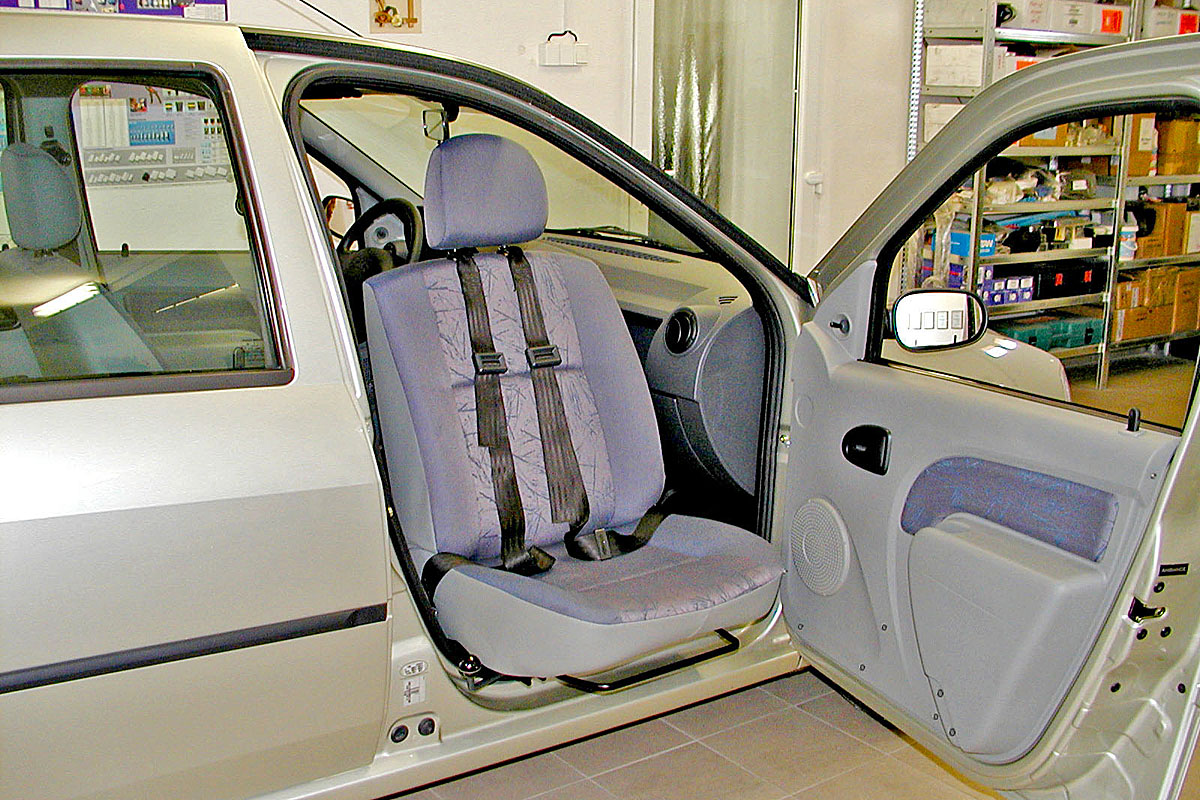 Mechanicky otočná a výsuvná sedačka ve voze DACIA Logan
