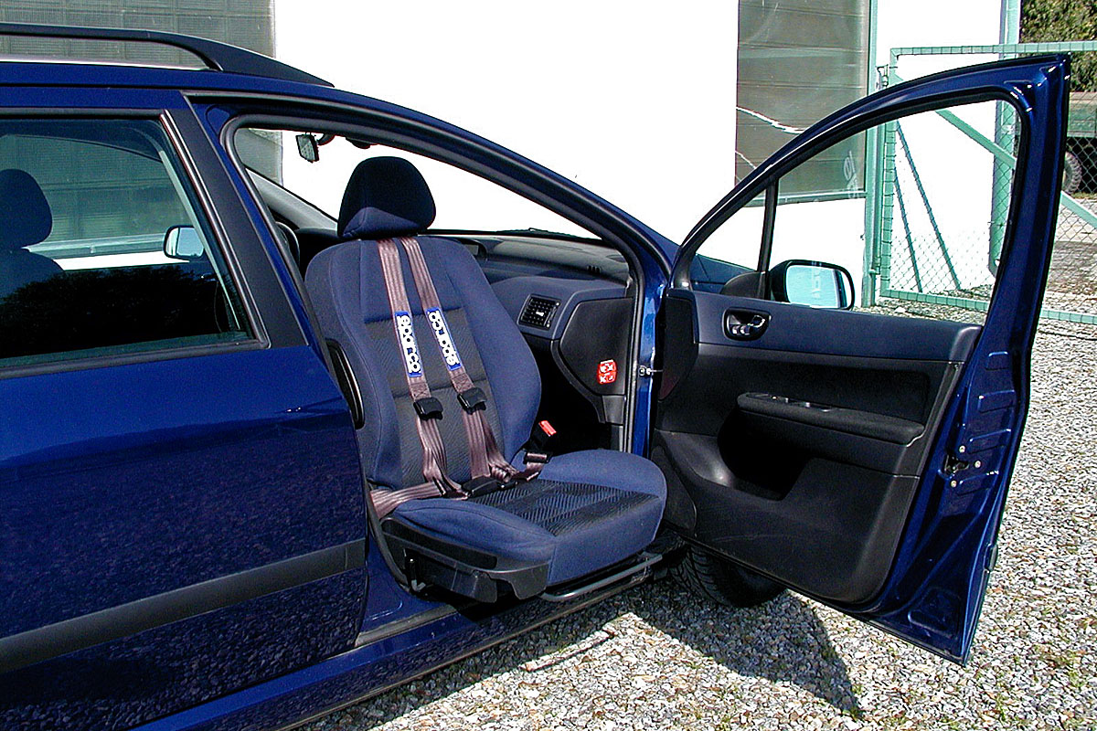 Mechanicky otočná a výsuvná sedačka ve voze PEUGEOT 307