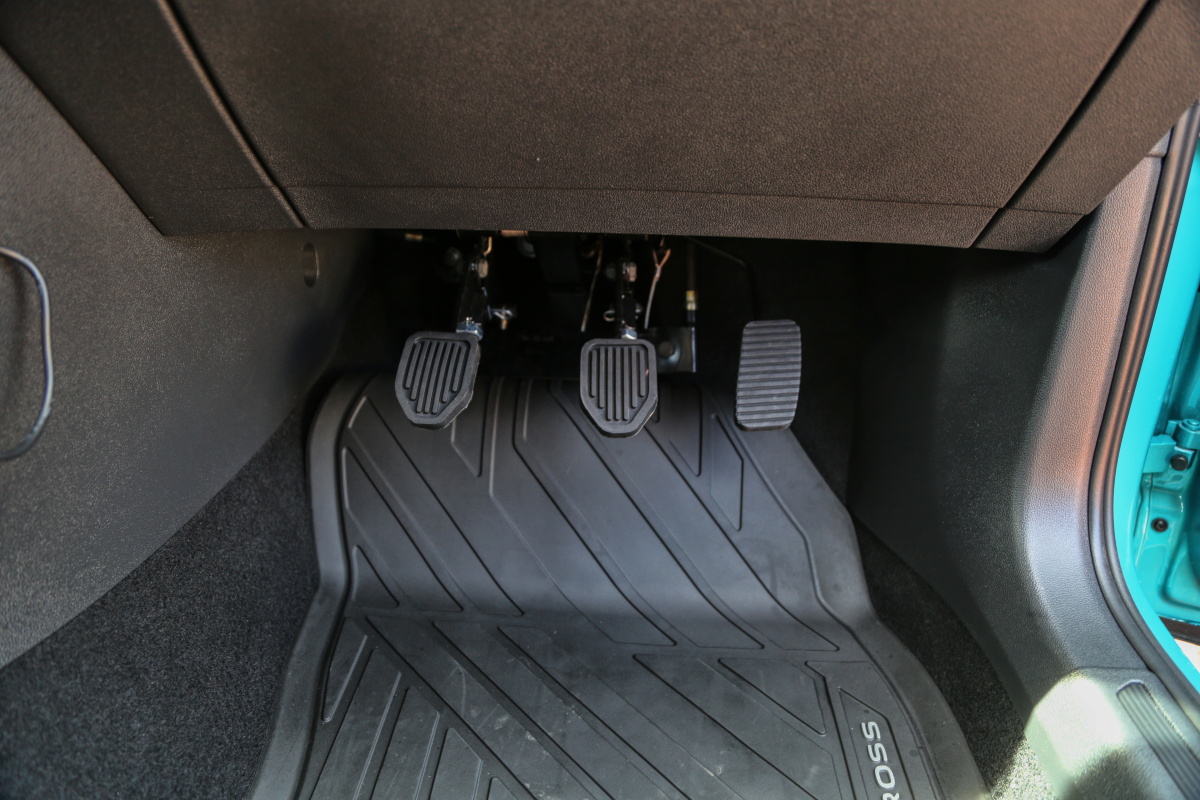 Druhé ovládání pedálů pro potřeby autoškol - lanovody - ve voze Volkswagen T-CROSS